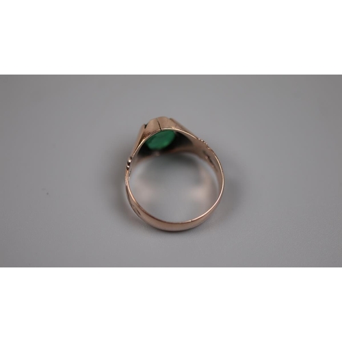 70 - 9ct gold gents emerald intaglio ring - Size: W