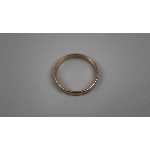 71 - 9ct gold wedding band - Approx weight 1.5g - Size: M