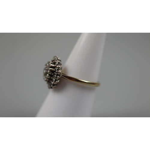 83 - Vintage 18ct gold and diamond cluster ring - Size: M