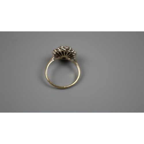 83 - Vintage 18ct gold and diamond cluster ring - Size: M