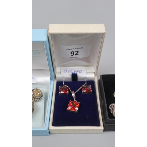 92 - Collection of silver jewellery