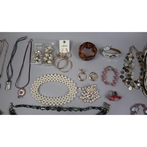 95 - Collection of costume jewellery