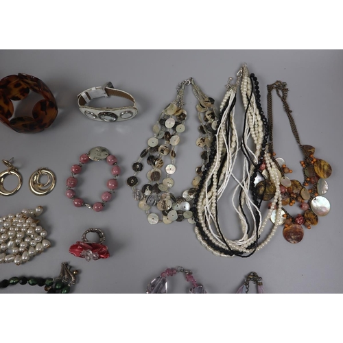 95 - Collection of costume jewellery