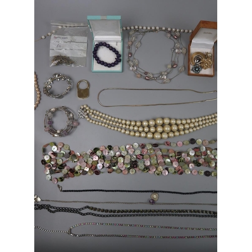 96 - Collection of costume jewellery