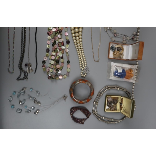 96 - Collection of costume jewellery