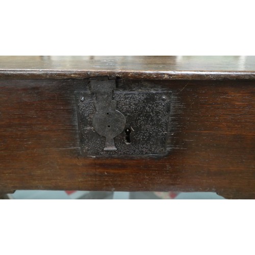 329 - Early child's oak coffer - Size: W:70cm D:22cm H:38cm