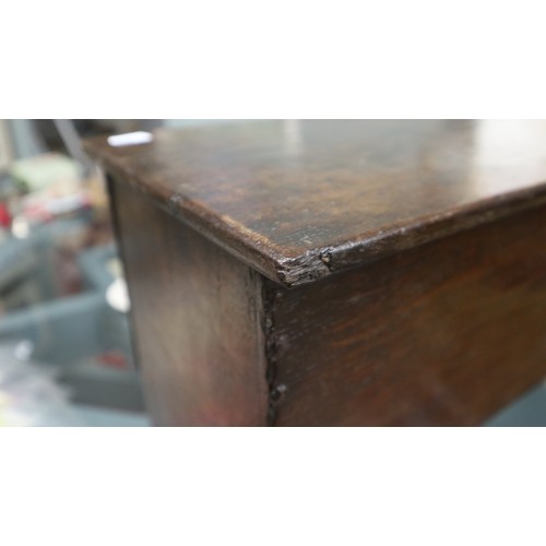 329 - Early child's oak coffer - Size: W:70cm D:22cm H:38cm