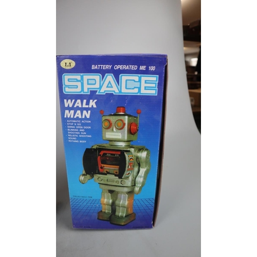 185 - Retro Space Walk Man