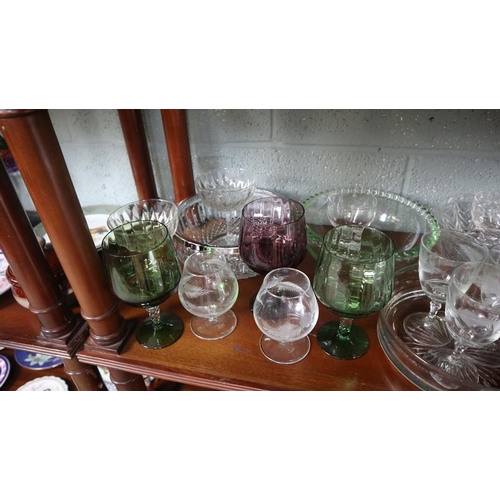 210 - Collection of glass to include carnival glass