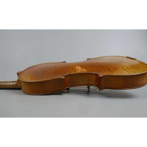 231 - Full size antique violin in case