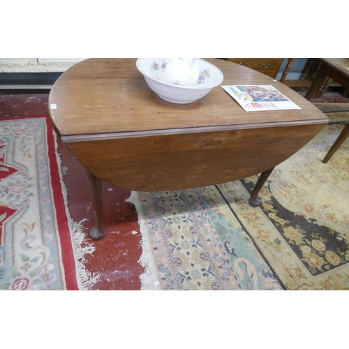 271 - Early mahogany pad-foot drop leaf table