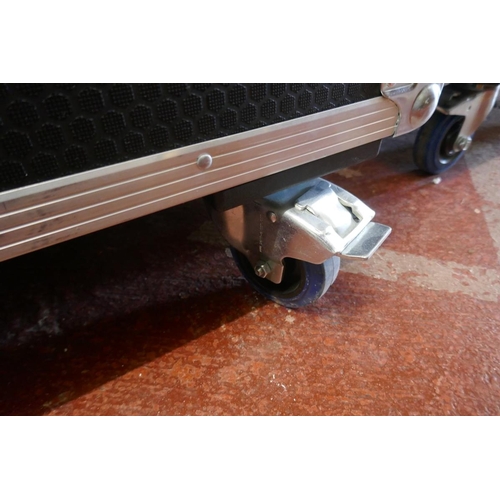 303 - Gig flight case - Approx size W: 117cm D: 65cm H: 76cm