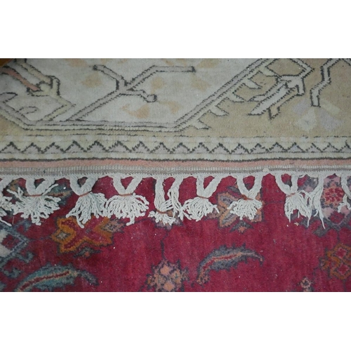 370 - Patterned rug - Approx size: 172cm x 276cm