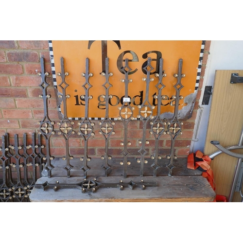 430 - Set of 30 Victorian cast iron balusters - Approx height of each 83cm