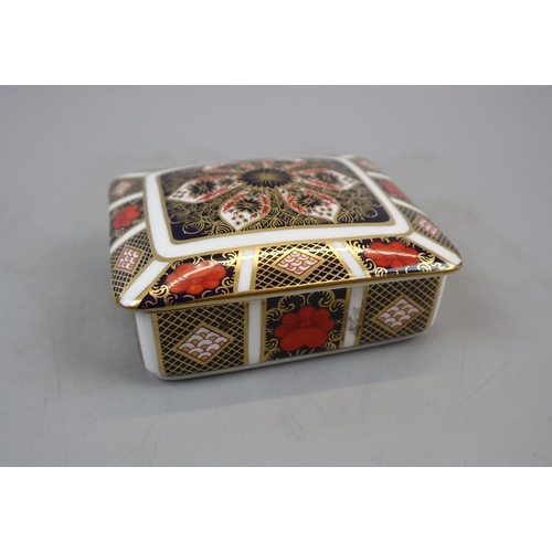 139 - Royal Crown Derby Amari pattern lidded trinket box