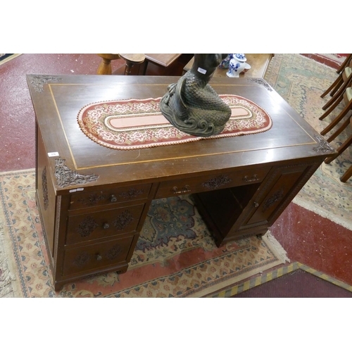 376 - Large carved desk - Approx size: W: 153cm D: 76cm H: 86cm