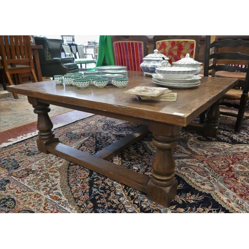 405 - Large oak centre/coffee table - Approx sizee: L: 122cm W: 122cm H: 48cm