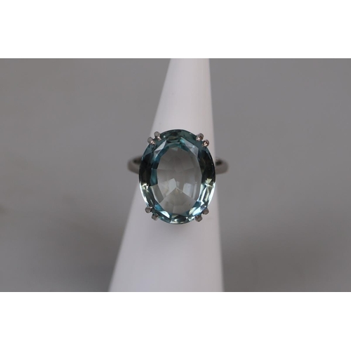 Fine 18ct white gold ring set with approx. 12.5ct Aquamarine