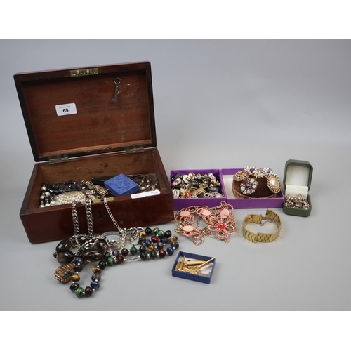 69 - Collection of costume jewellery