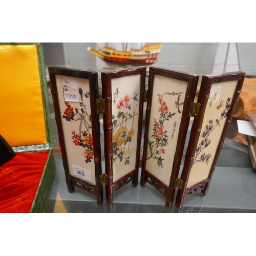 305 - Chinese glass snuff bottle, Chinese table screen together with a Chinese ornamental fan