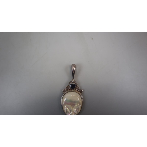 42 - Silver mother-of-pearl set pendant