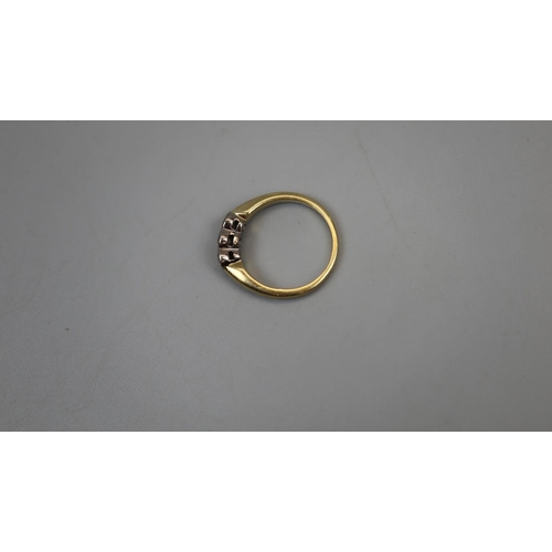 47 - 18ct gold 3 stone diamond ring - Size: N
