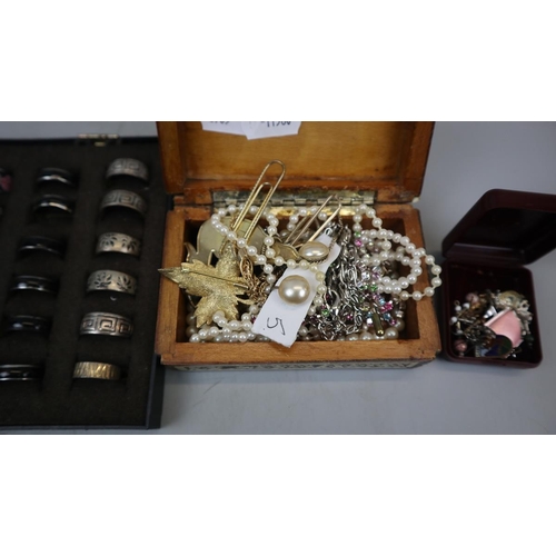 66 - Collection of costume rings & costume jewellery