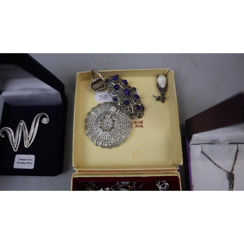 67 - Collection of jewellery to include silver 