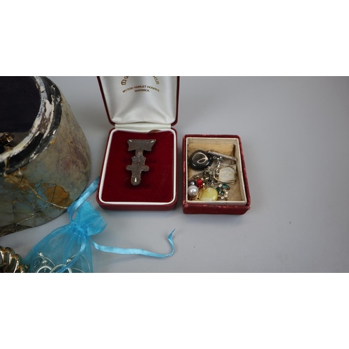 68 - Collection of costume jewellery