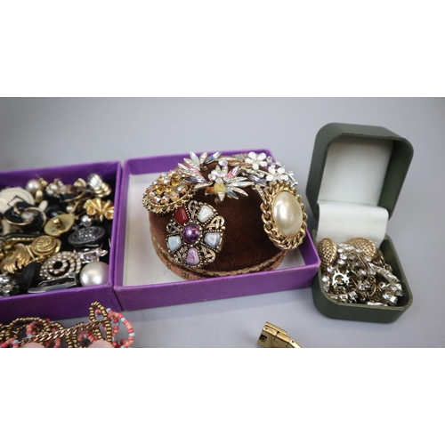 69 - Collection of costume jewellery