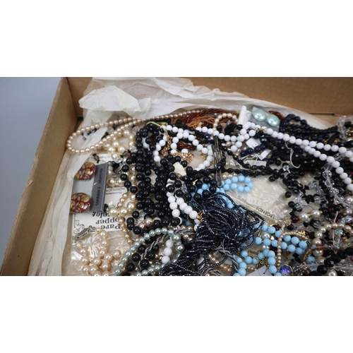 70 - Collection of costume jewellery
