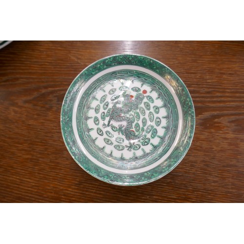 407 - Oriental dinner service adorned with green dragon