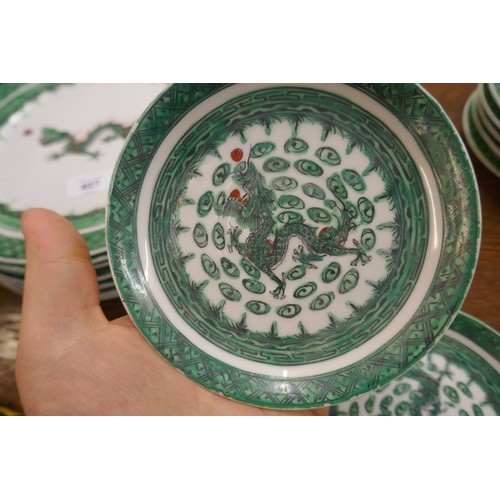 407 - Oriental dinner service adorned with green dragon