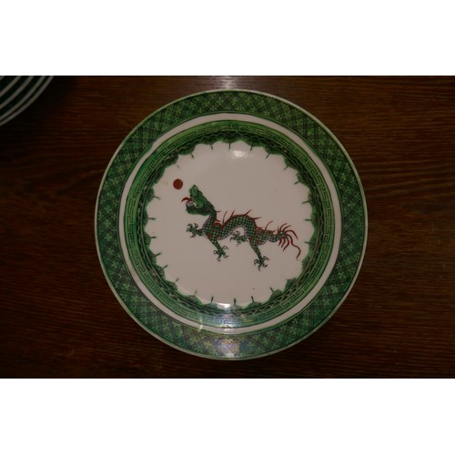 407 - Oriental dinner service adorned with green dragon