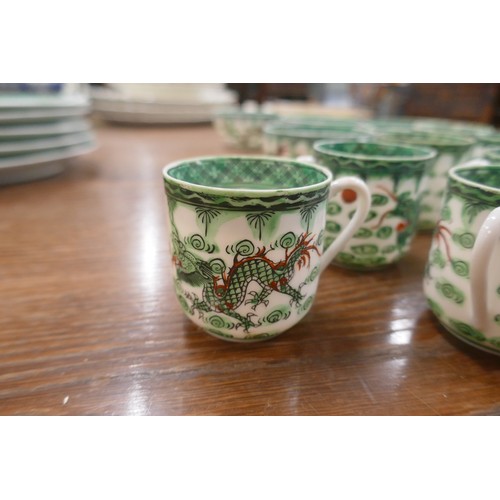 407 - Oriental dinner service adorned with green dragon