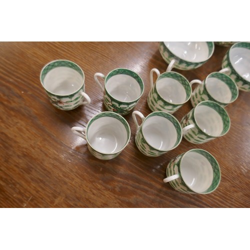 407 - Oriental dinner service adorned with green dragon