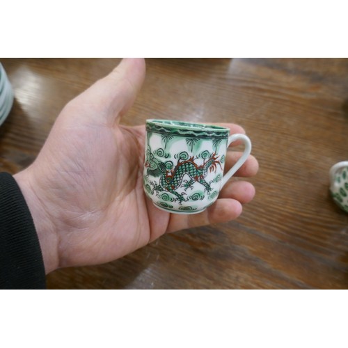 407 - Oriental dinner service adorned with green dragon