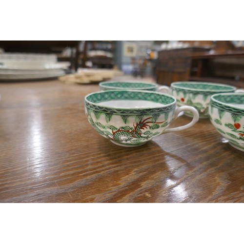 407 - Oriental dinner service adorned with green dragon