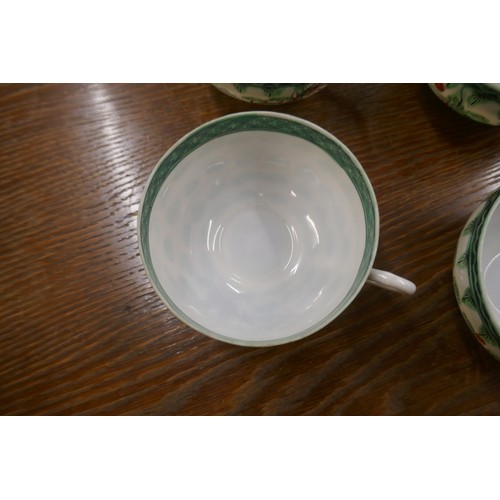 407 - Oriental dinner service adorned with green dragon