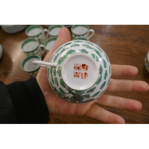 407 - Oriental dinner service adorned with green dragon