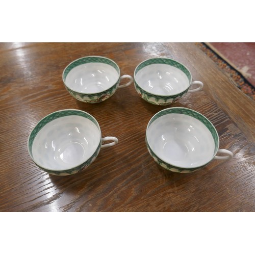 407 - Oriental dinner service adorned with green dragon