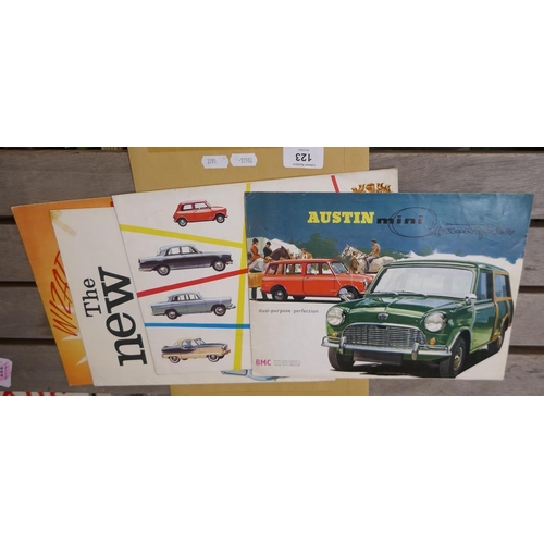 123 - Collection of vintage sales brochures to include Austin Mini etc