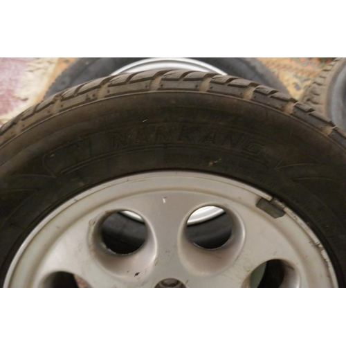 221 - 5 Ford XR3i wheels with tyres