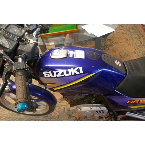 263 - 1999 T reg Suzuki GS 125cc motorcycle with 9000 miles on the clock, no MOT