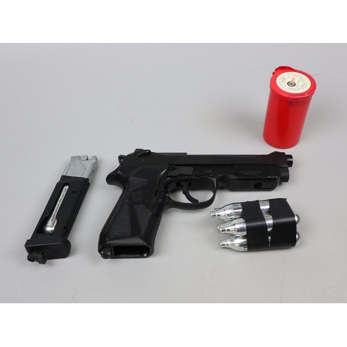 102 - Beretta BB handgun, 6 gas refills and packet of approx 1000 pellets