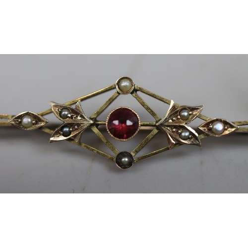 15 - 9ct gold broach set with ruby and pearl