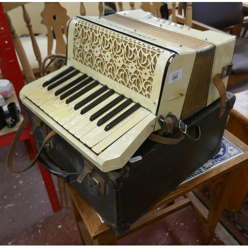 262 - German Accordion - Lombarda