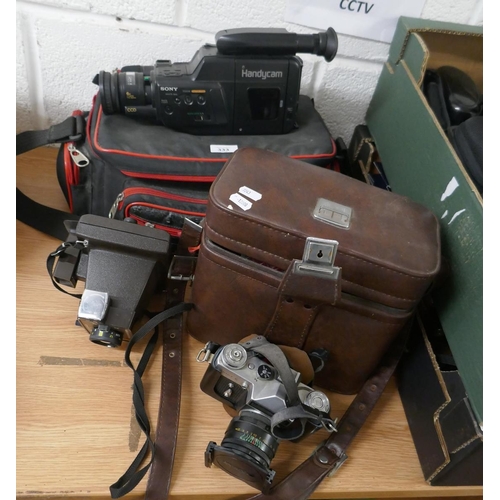 333 - Collection of vintage cameras to include Poloroid