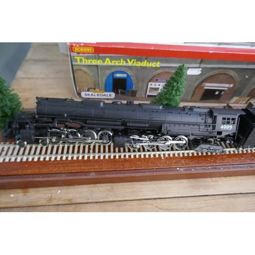 422 - Steam locomotive in display case together with a Hornby three arch viaduct