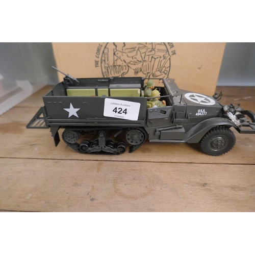 424 - Collection of military scale models and figures